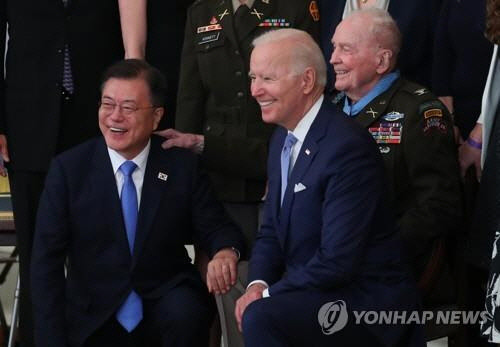 미국을 방문 중인 문재인 대통령이 21일 오후(현지시간) 백악관 이스트룸에서 열린 한국전쟁 명예 훈장 수여식에서 조 바이든 미국 대통령, 랠프 퍼켓 주니어 예비역 대령 가족과 기념촬영을 하고 있다.  연합뉴스